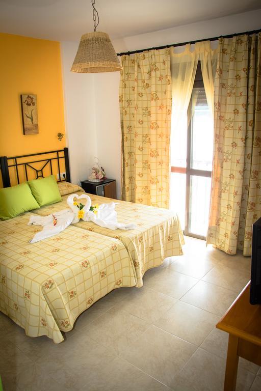 Hostal Malia Конил-де-ла-Фронтера Екстериор снимка